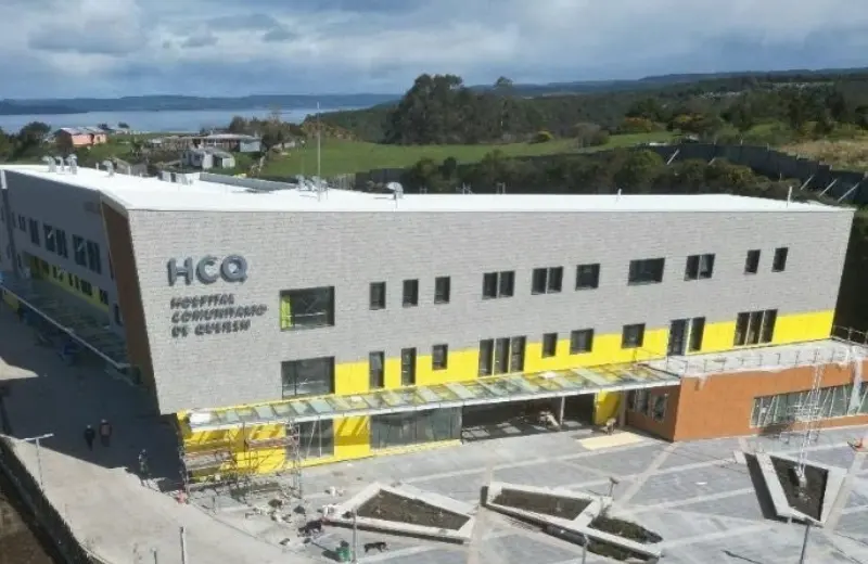 Cubierta y revestimiento metálico Hospital Comunitario de Queilén